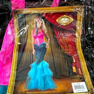 Stunning mermaid costume! My fave